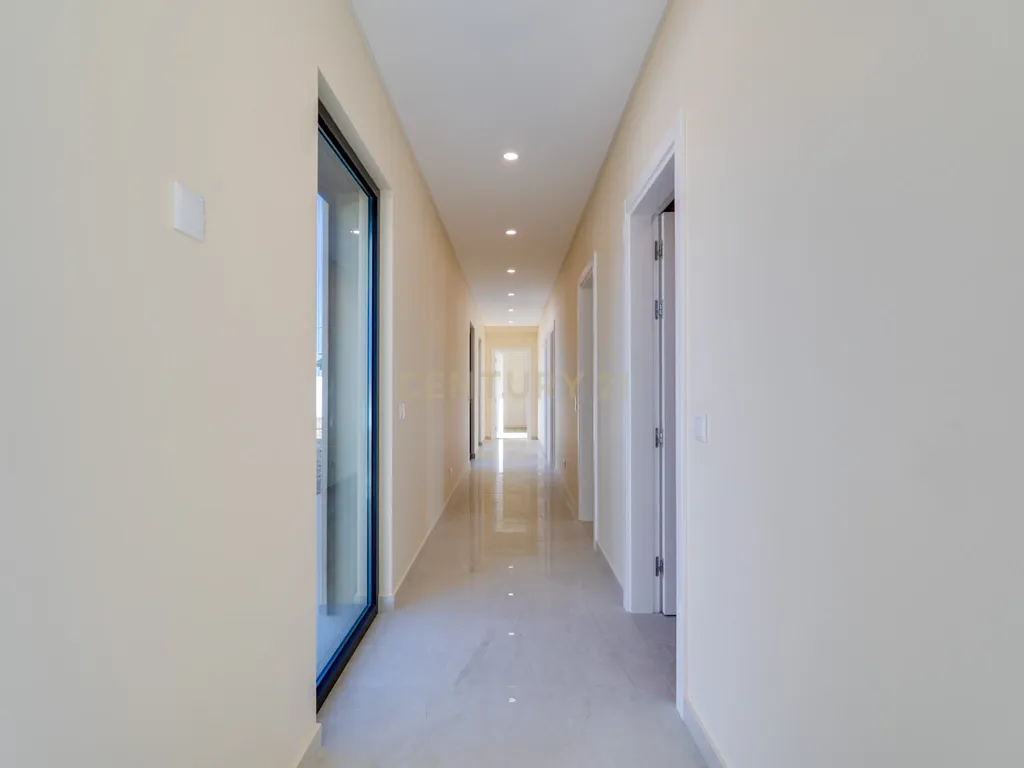 Moradia T4+1 de construção nova com piscina infinita | Caramujeira, Lagoa - Image 25