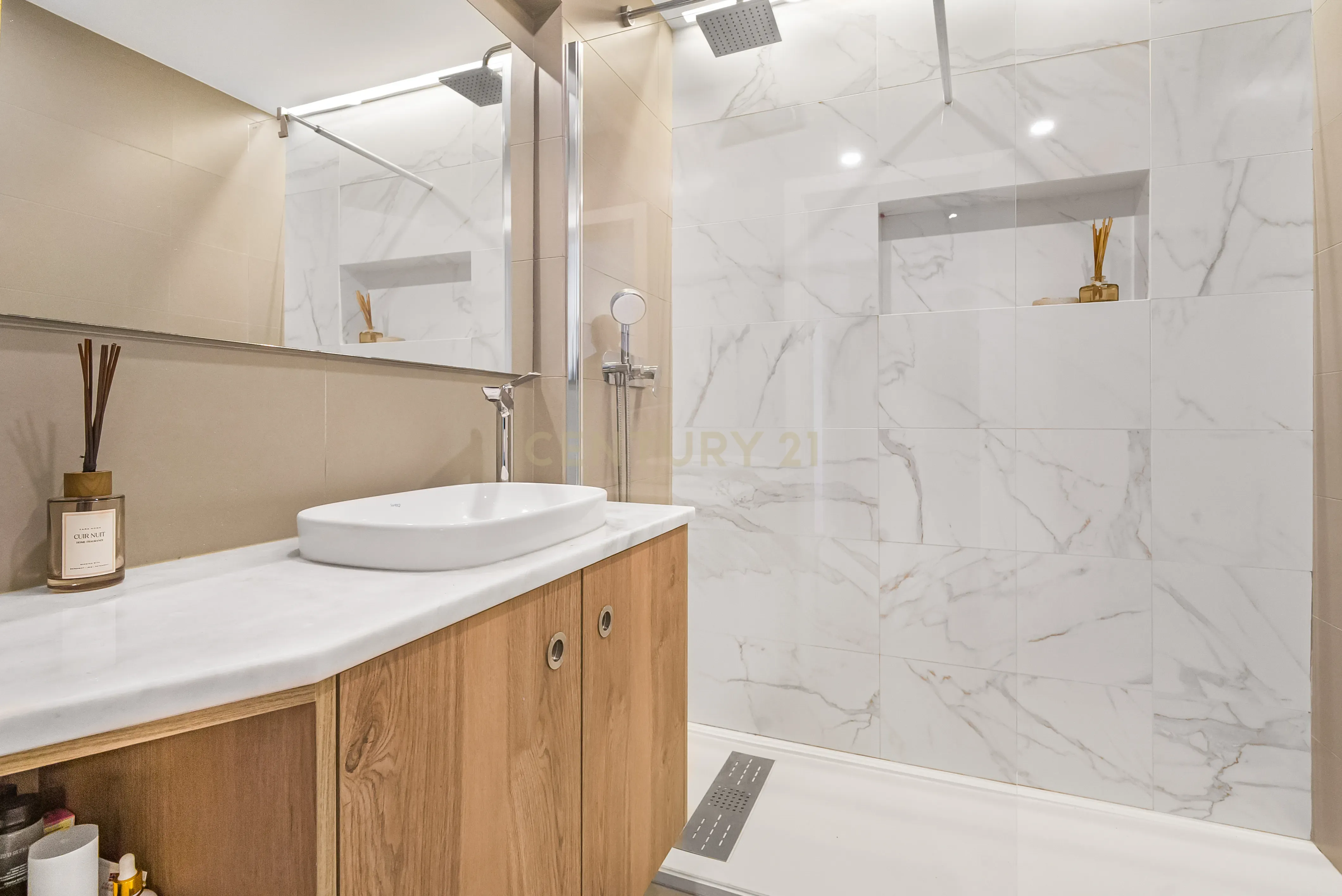 Apartamento T3 convertido em T2 totalmente renovado - Cova da Piedade ( frente à Estação) - Image 12