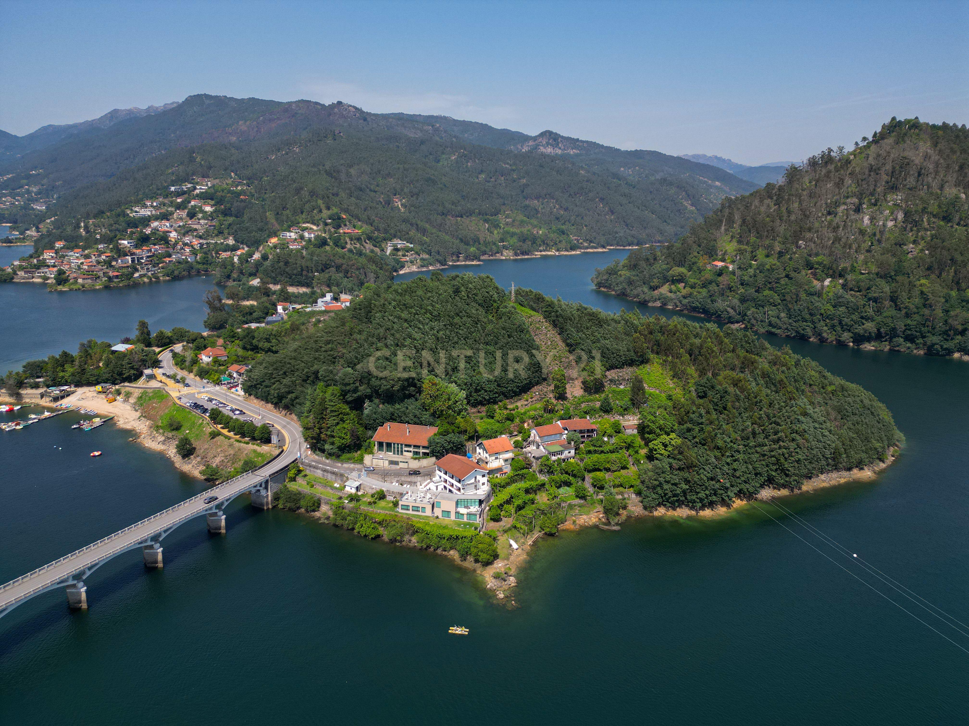 Fotografia 5 de Propriedade única no geres , duas casas com acesso ao rio (No rio Caldo)