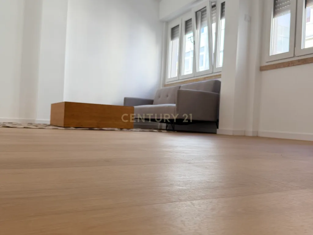 Apartamento T2 renovado em Lisboa com varanda - Image 4