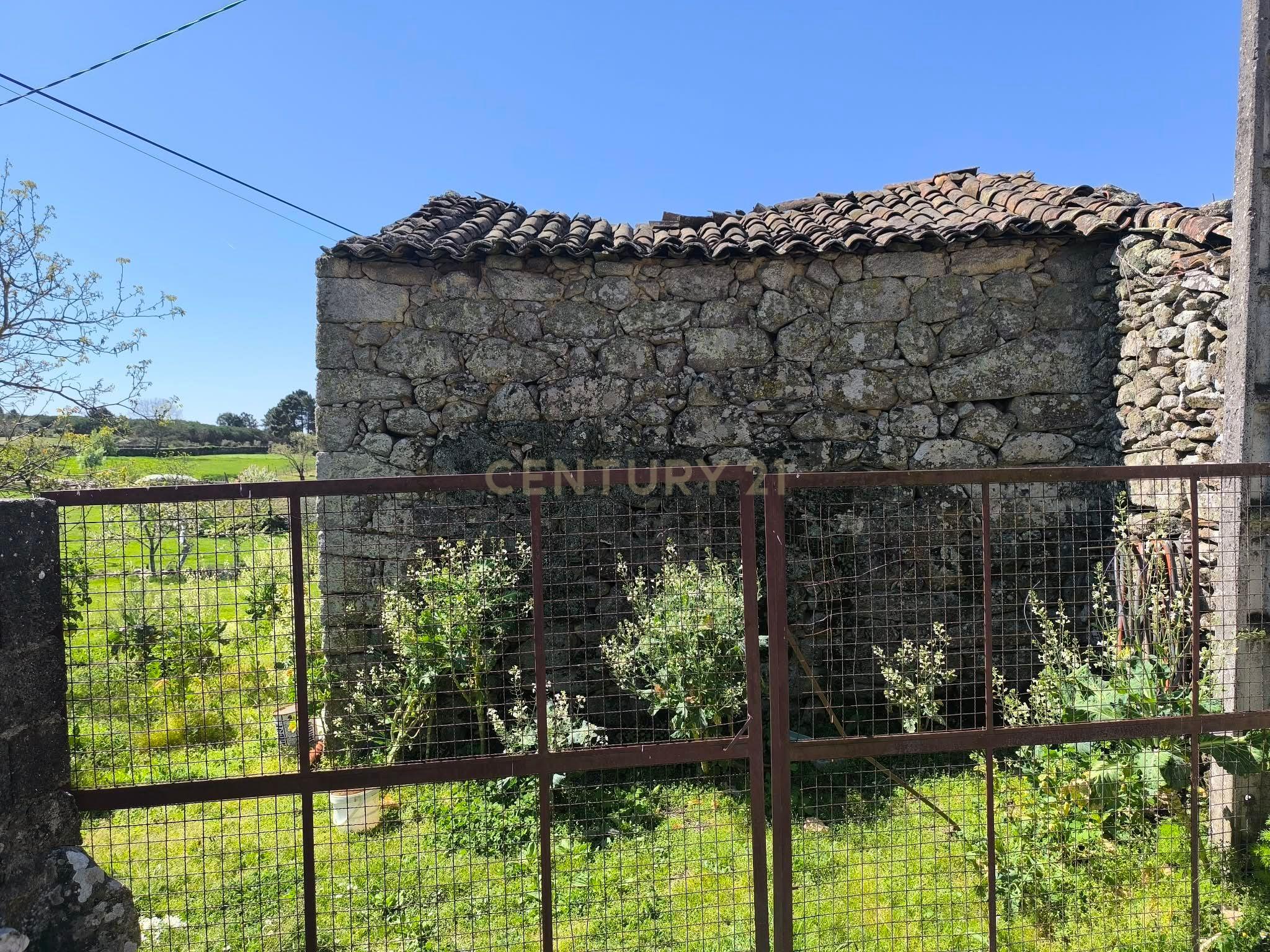 Fotografia 7 de Casa antiga, em pedra de granito, com terreno, poço e árvores de fruto.