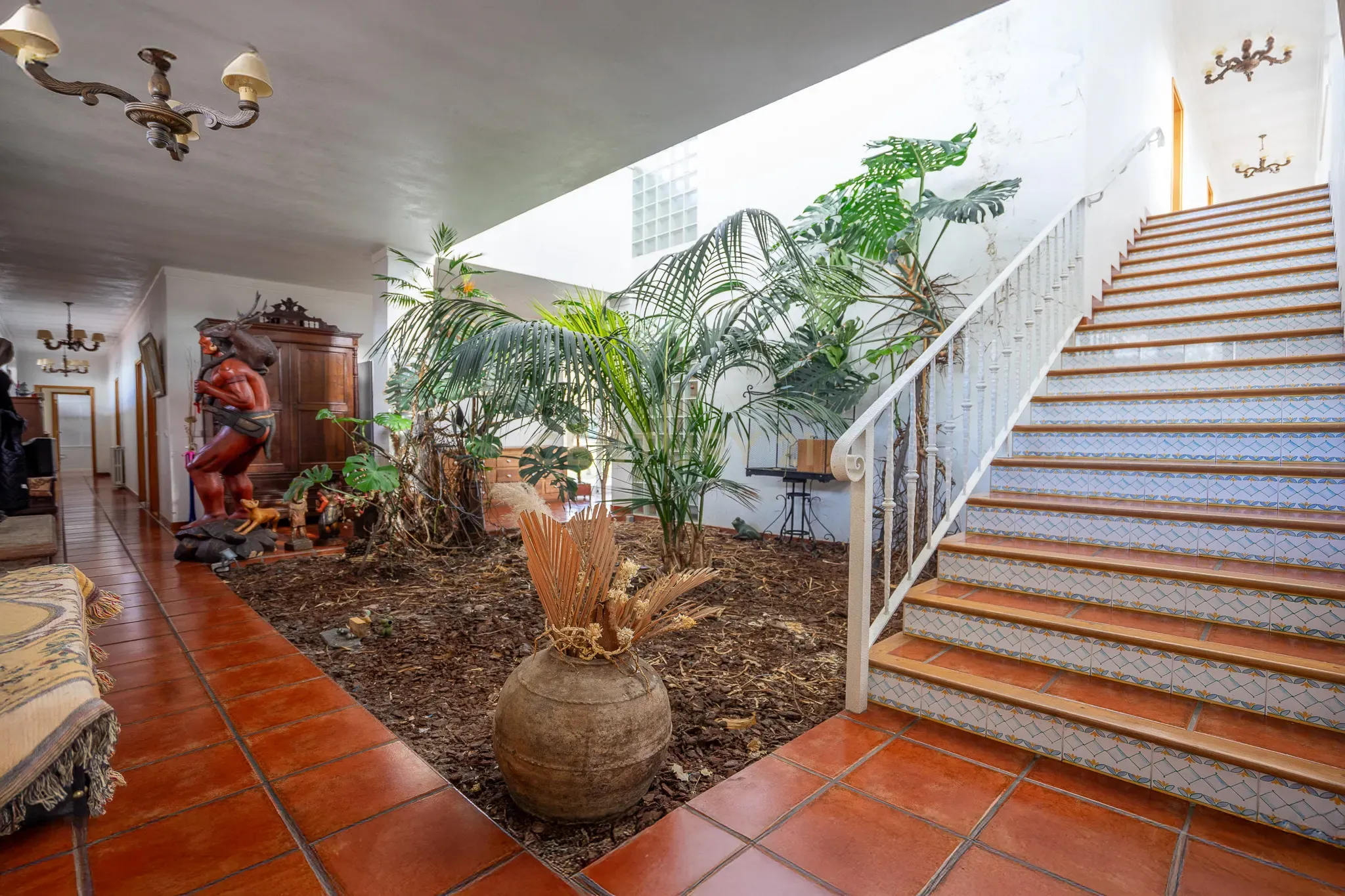 Moradia T5 com varanda coberta,terraço,piscina,jardim,poço,anexo e telheiro numa localização privilegada no centro de Lousã - Image 2