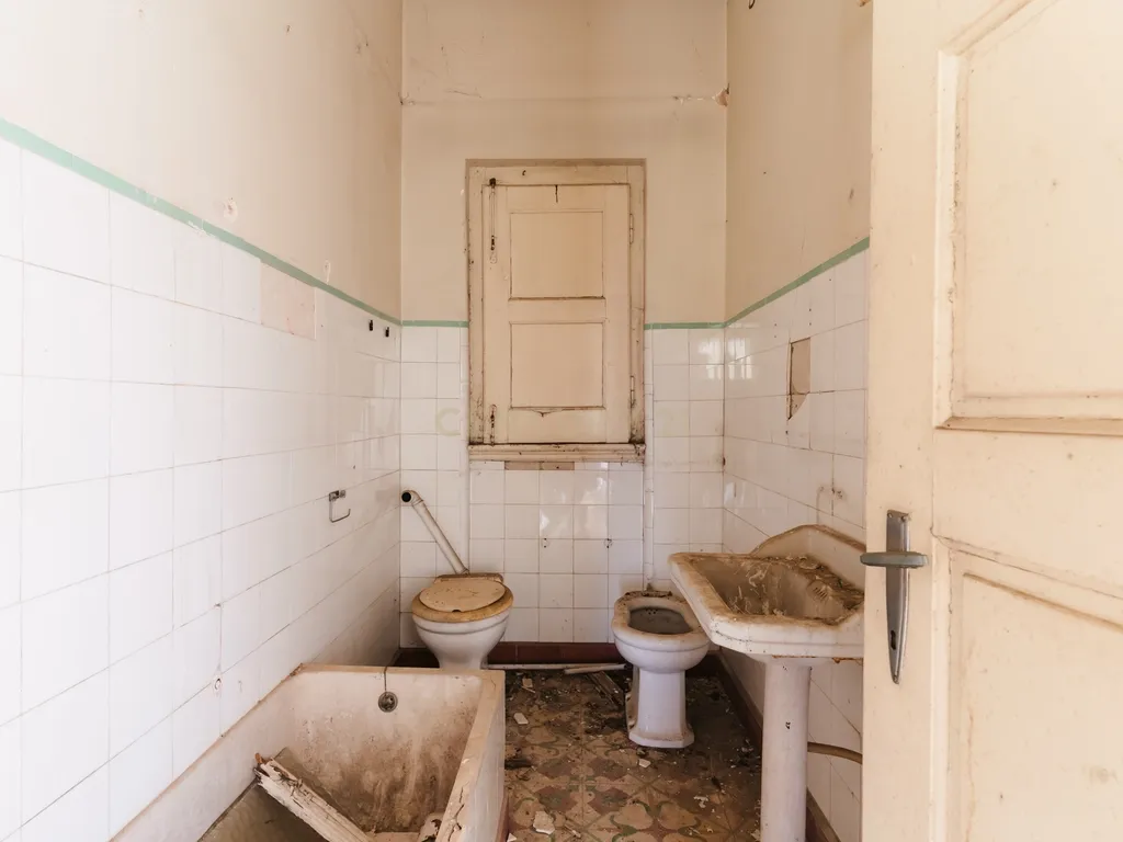 Prédio para remodelação no Entroncamento junto à estação de comboios - Image 17