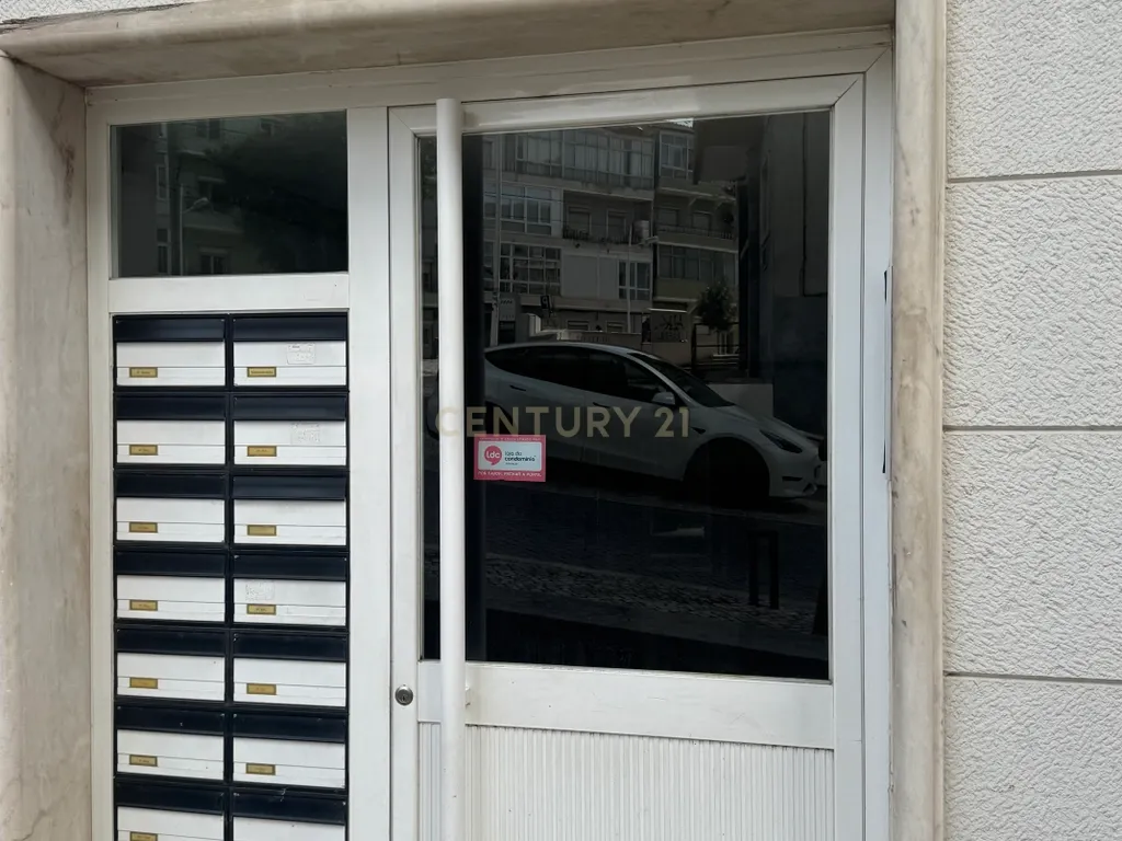 Apartamento T4 em Almada em frente ao metro de superfície! - Image 27