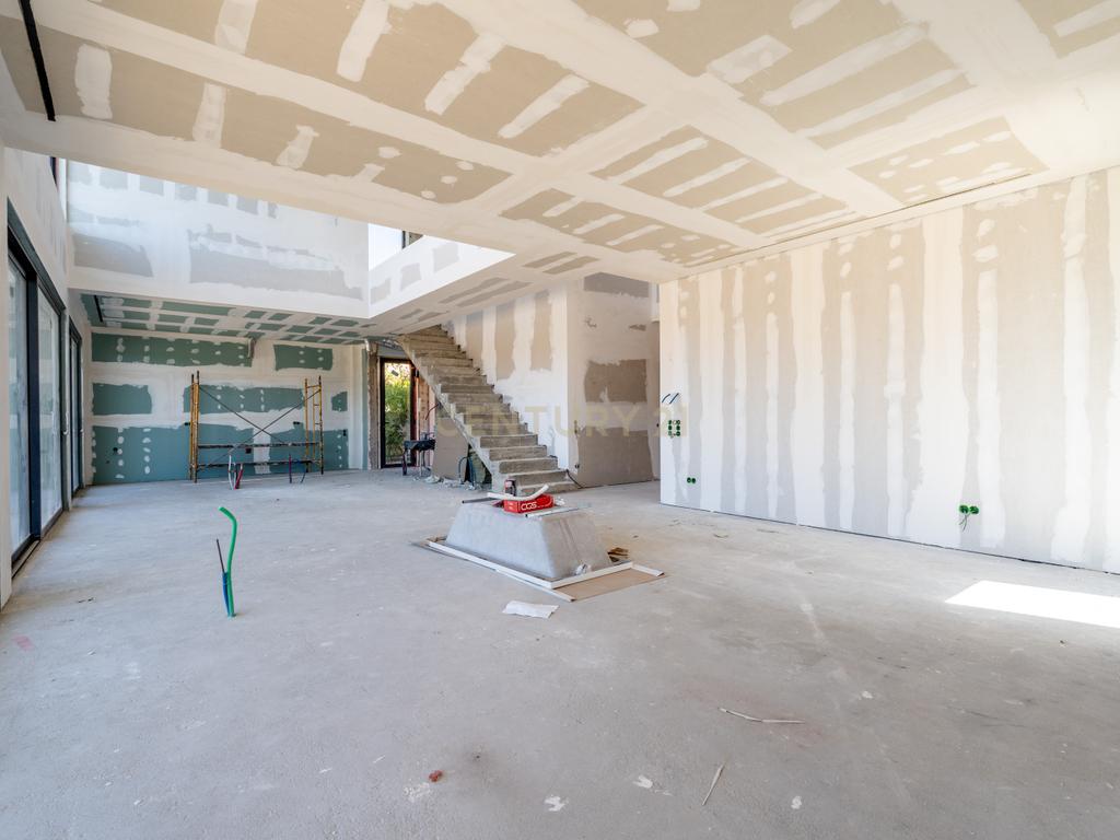 Moradia T5 contemporânea em construção avançada com piscina | Álamos, Guia – Albufeira - Image 8