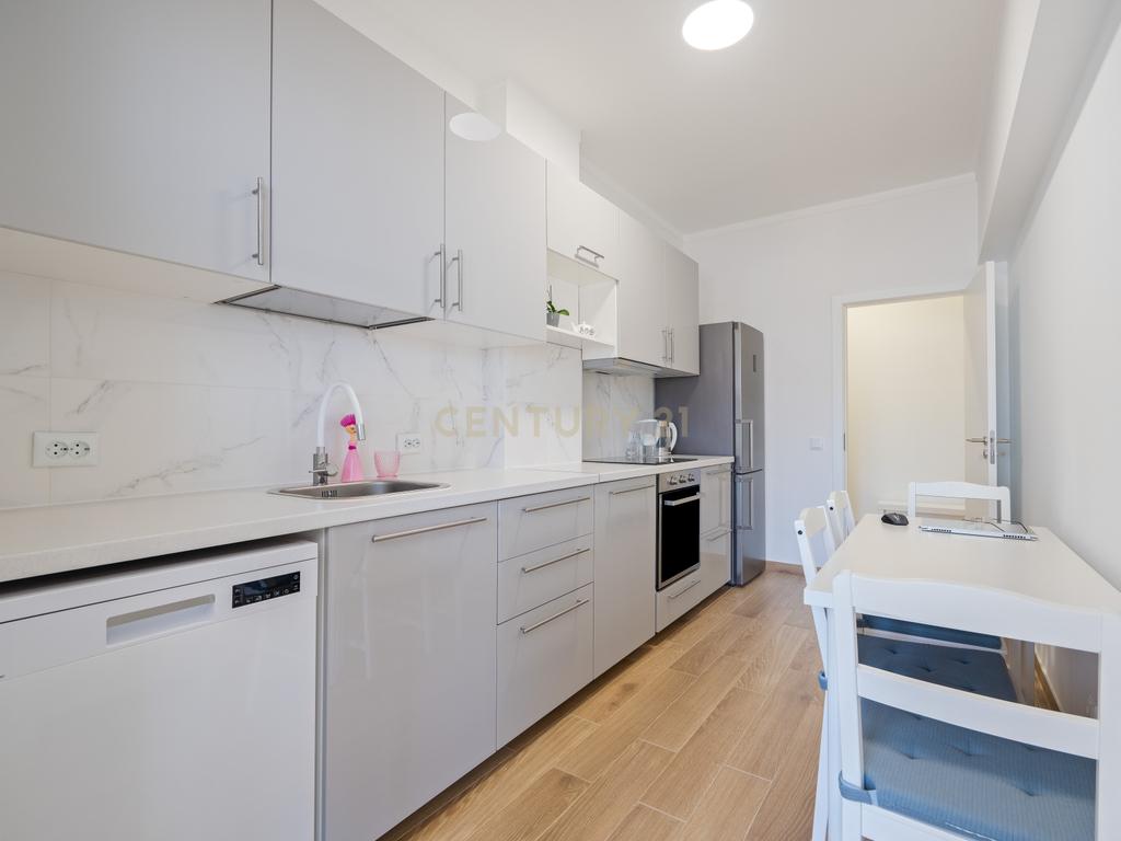 Apartamento T2 renovado em Portimão com varanda, 2 casas de banho e marquise espaçosa - Image 3