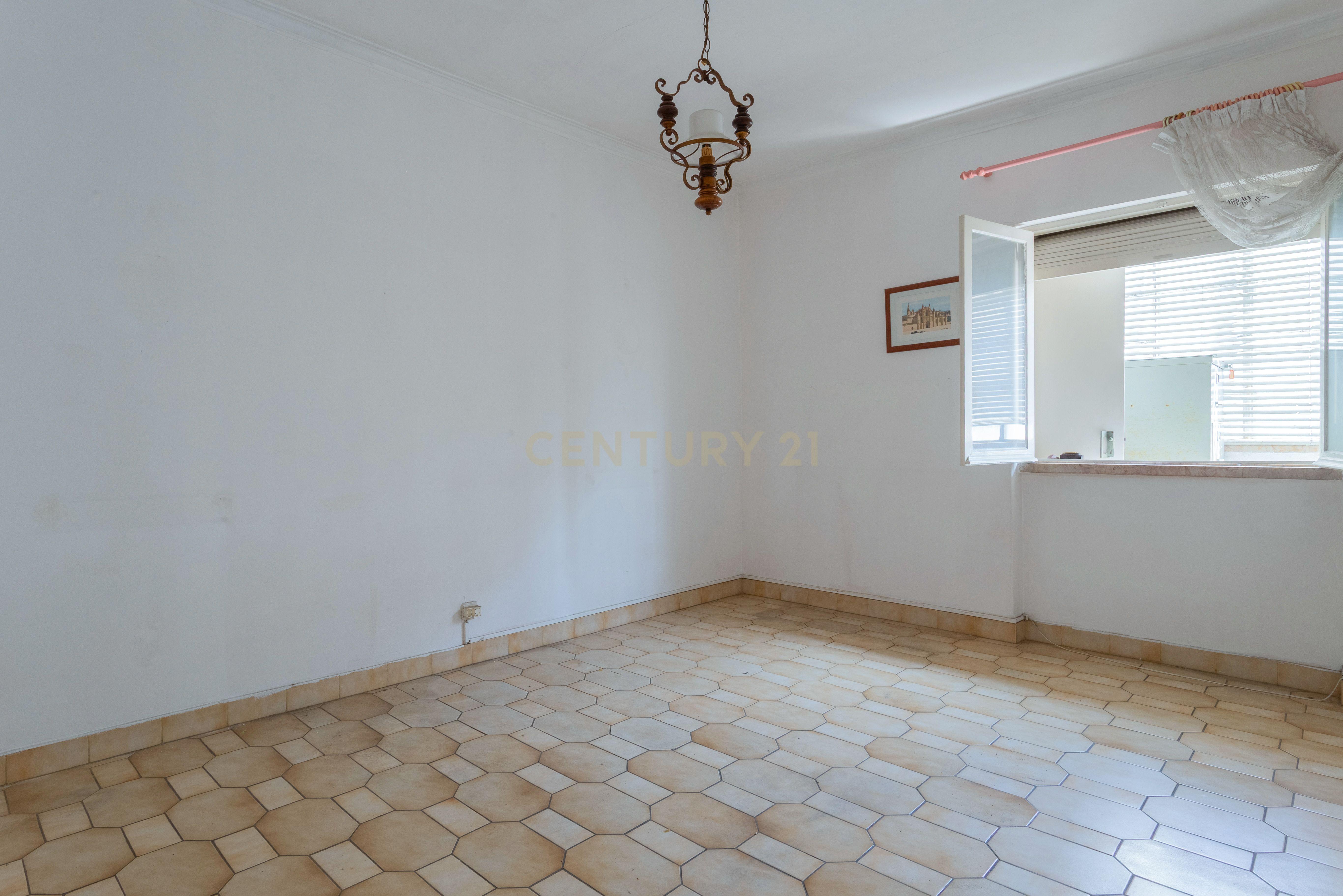 Fotografia 10 de Apartamento T3 em Almada, Cova da Piedade 1º andar sem elevador.