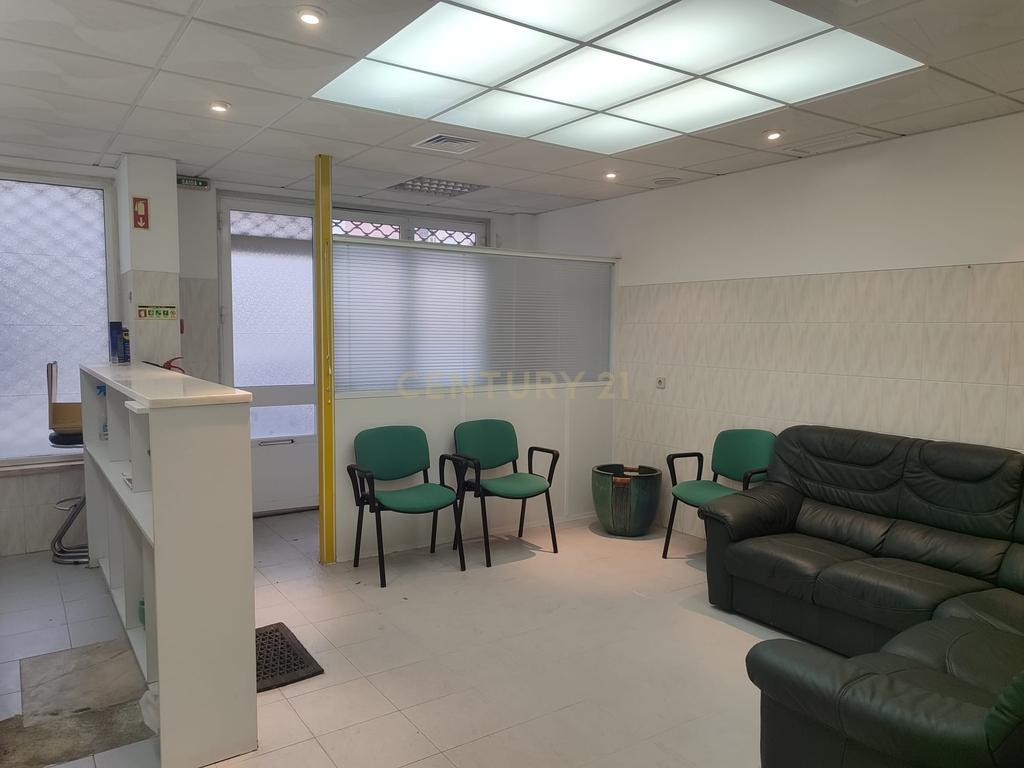 Loja com Duas Frentes | 75 m² | Quinta da Samaritana – Belas - Image 1