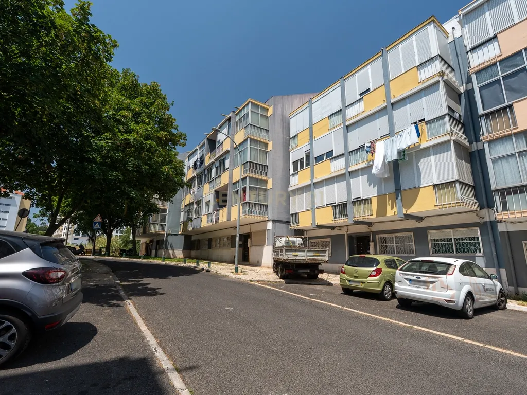 ** APARTAMENTO T2 NA AMADORA, PERTO DO METRO E DO COMBOIO ** - Image 1