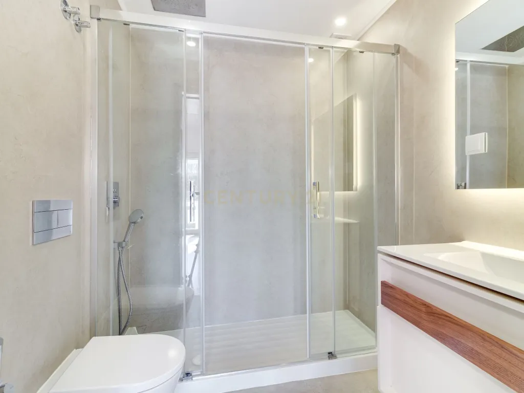 T3 TOTALMENTE RENOVADO COM VARANDA DE 21 m² NO CAMPO PEQUENO – LISBOA - Image 22