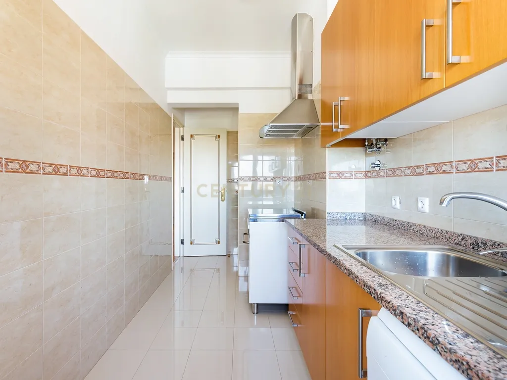 T2 Espaçoso com Varandas e Vista Mar – Quinta das Palmeiras, Oeiras - Image 11