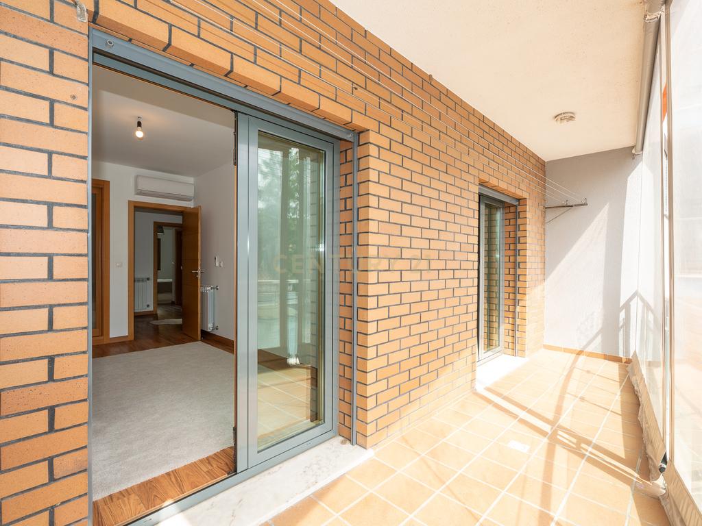 Apartamento de tipologia T3, com 2 varandas, 2 WC e box para 4 viaturas, situado no Jardim da Amoreira - Ramada em Odivelas. - Image 37