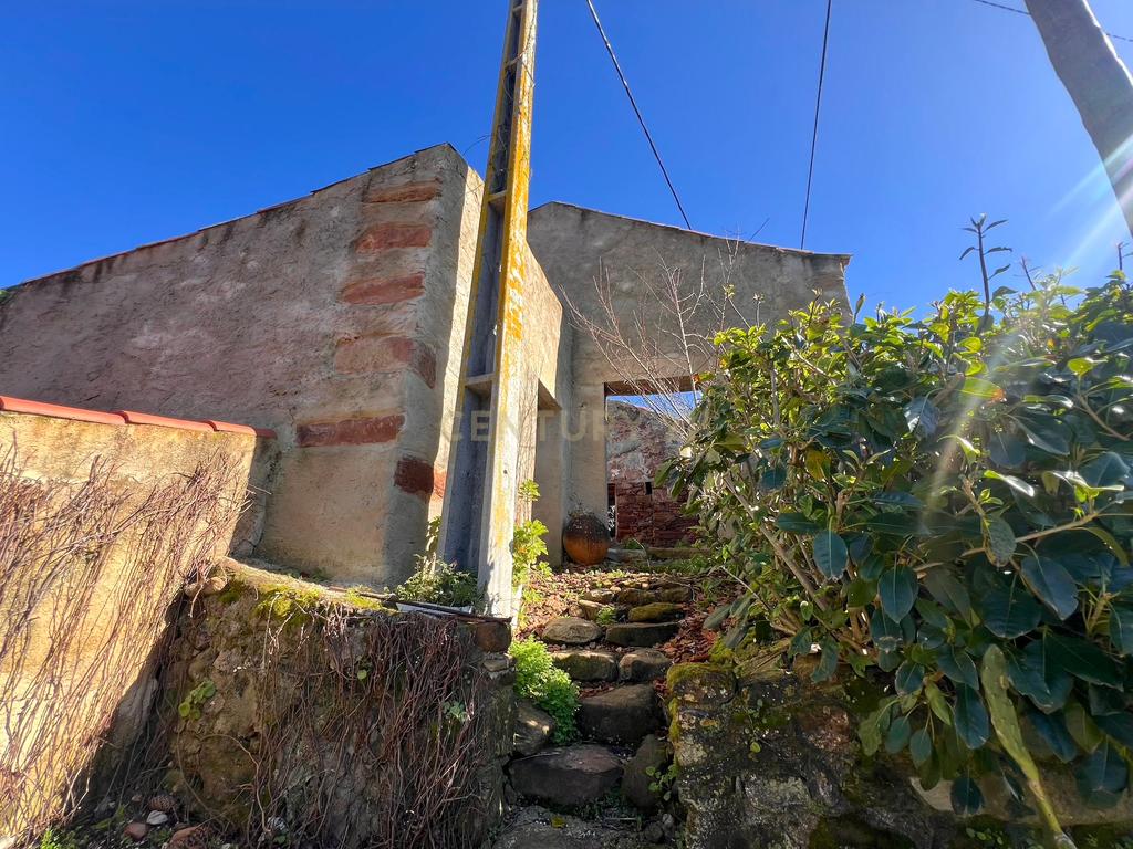 Casa com Adega para Reconstrução na Aldeia de Crastos - Image 11