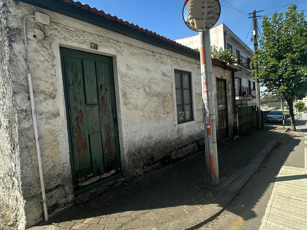 Investimento com Potencial: 3 Casas Antigas p/ Recuperar em Baguim do Monte, próximo a Rio Tinto - Image 6