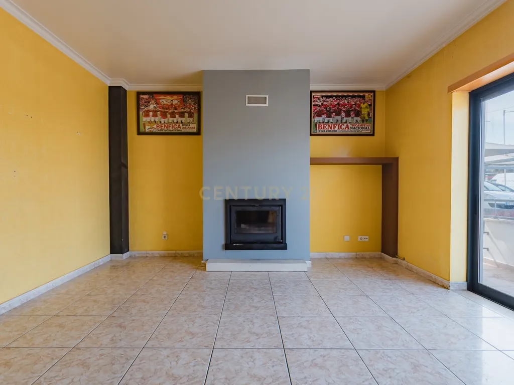 Apartamento T3 com áreas extraordinárias, garagem para 2 carros e perto da praia! - Image 7