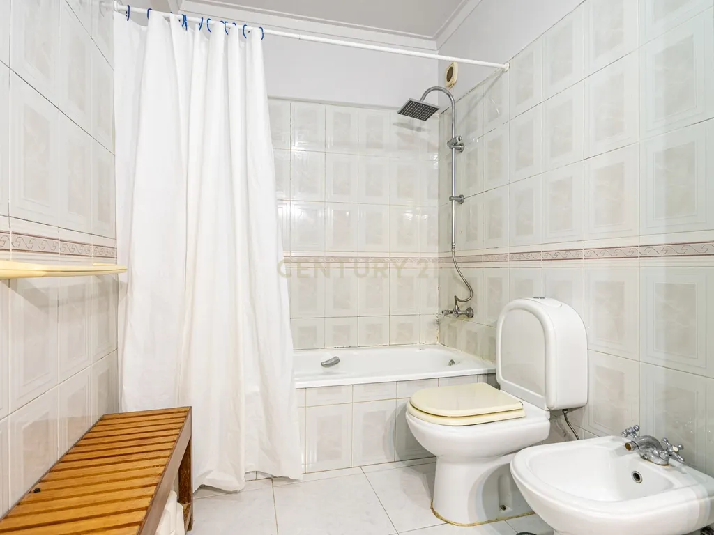 Apartamento T2 Espaçoso com Garagem Box e Arrecadação – Pedernais, Ramada - Image 9