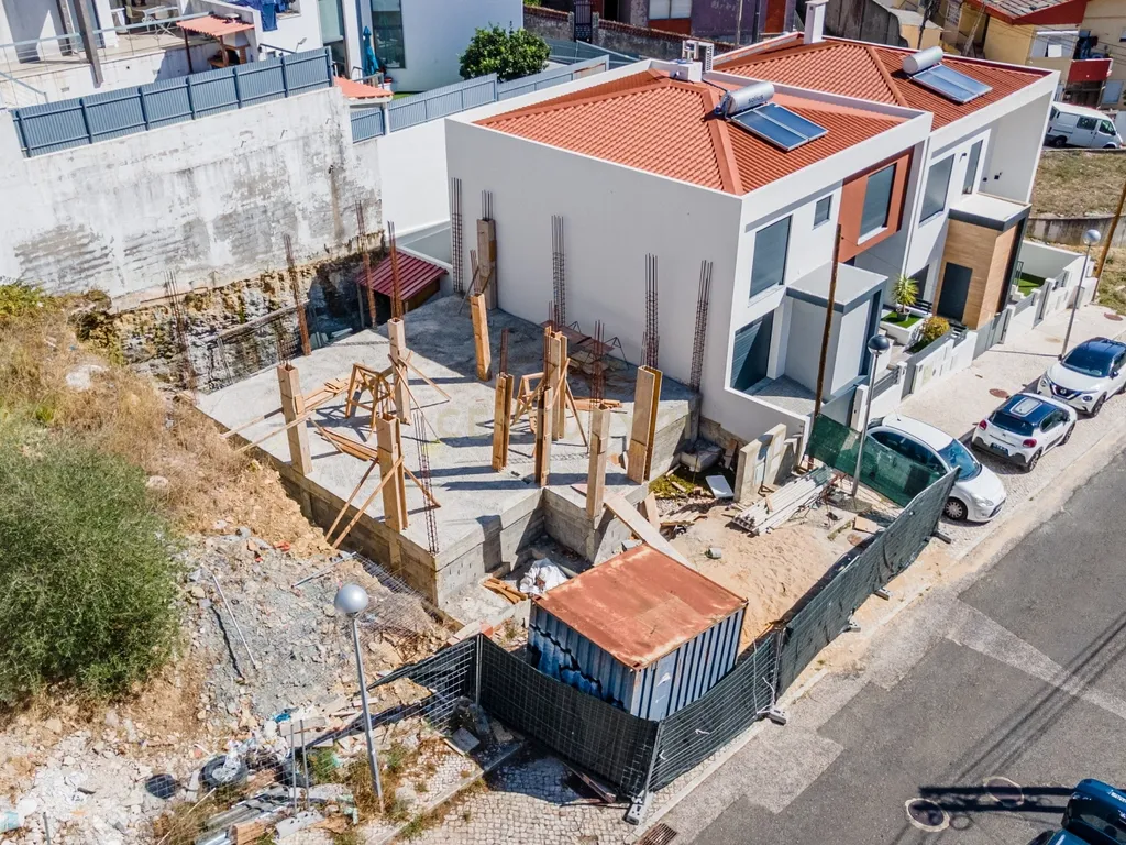 Moradia T3 em construção-Caneças/Odivelas. Vendida no estado em que se encontra. - Image 2