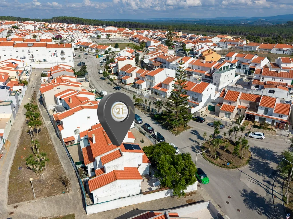 🏡 Moradia na Nazaré com enorme potencial de valorização - Image 1