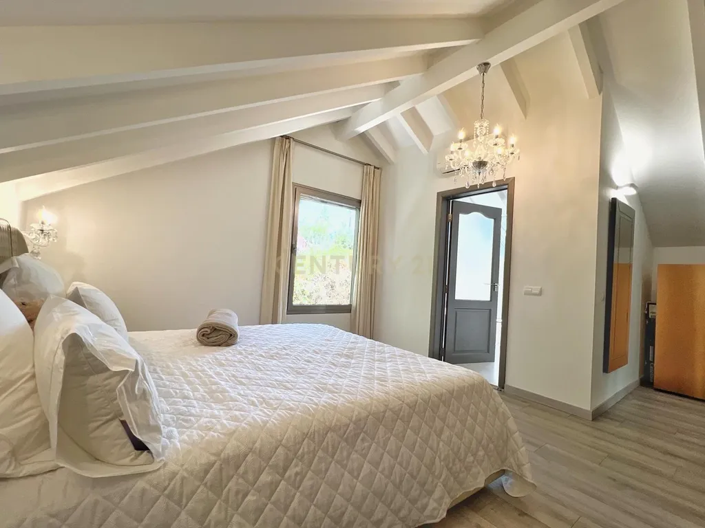 Elegante moradia mediterrânea de cinco quartos com vista para o prestigiado campo de golfe Valderrama, em Sotogrande Alto - Image 22