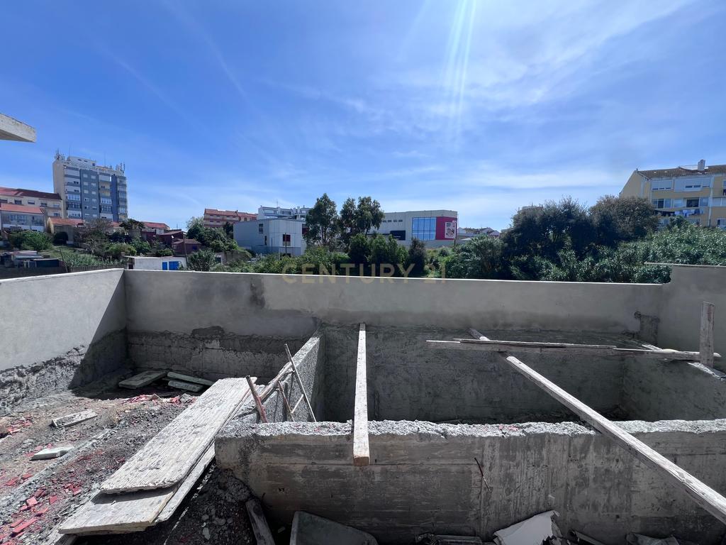 Moradia Nova T4 com Piscina junto a Vale de Gatos, Amora. - Image 13