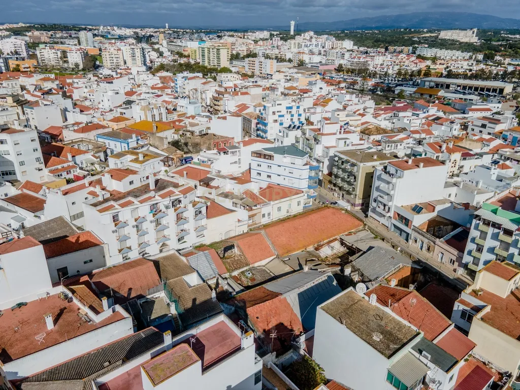 OPORTUNIDADE DE INVESTIMENTO - Edifício térreo 323m2 para recuperação no Centro Portimão - Image 22
