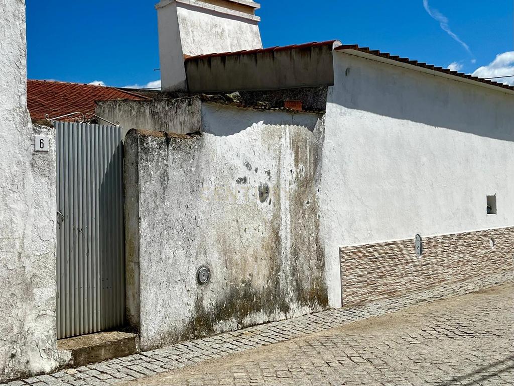 Moradia T2 , perto da praia, para Recuperar em Oriola, Évora. - Image 12