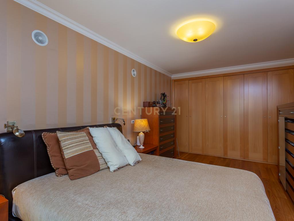 Apartamento T4 Alto de Algés, Terraço, Vista Rio, 6 Lugares de Garagem - Image 19