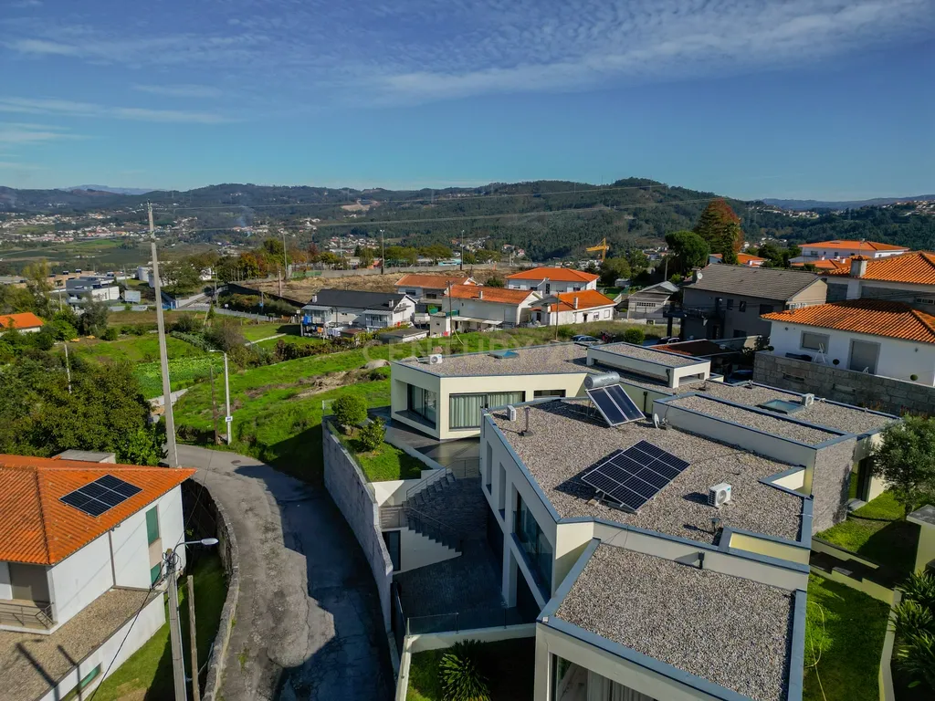 Moradia T3 Térrea com Piscina em Mesão Frio - Guimarães - Image 32