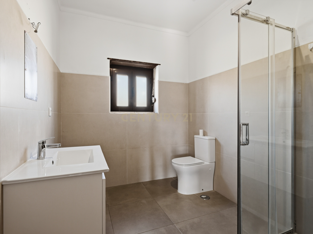 Moradia T7 de dois pisos com garagem, jardim e anexos | Terreno 894 m² na Paz em Mafra - Image 15