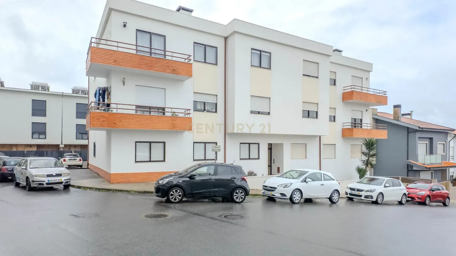 Apartamento T3 em Gondomar com luz natural e boa localização - Image 1