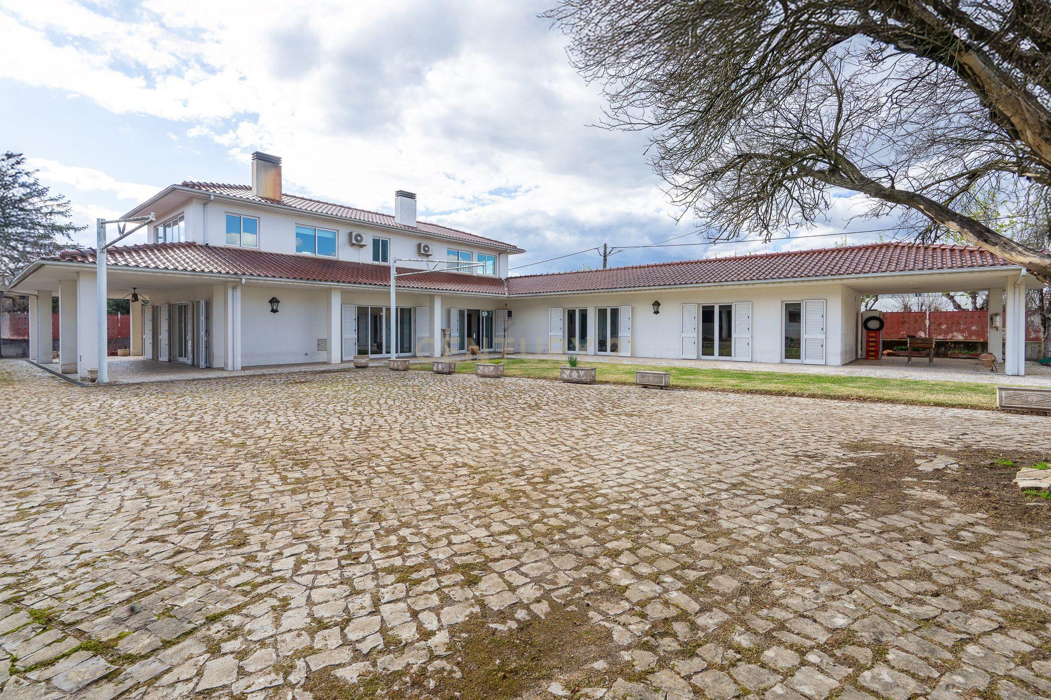 Moradia T5 com varanda coberta,terraço,piscina,jardim,poço,anexo e telheiro numa localização privilegada no centro de Lousã - Image 54