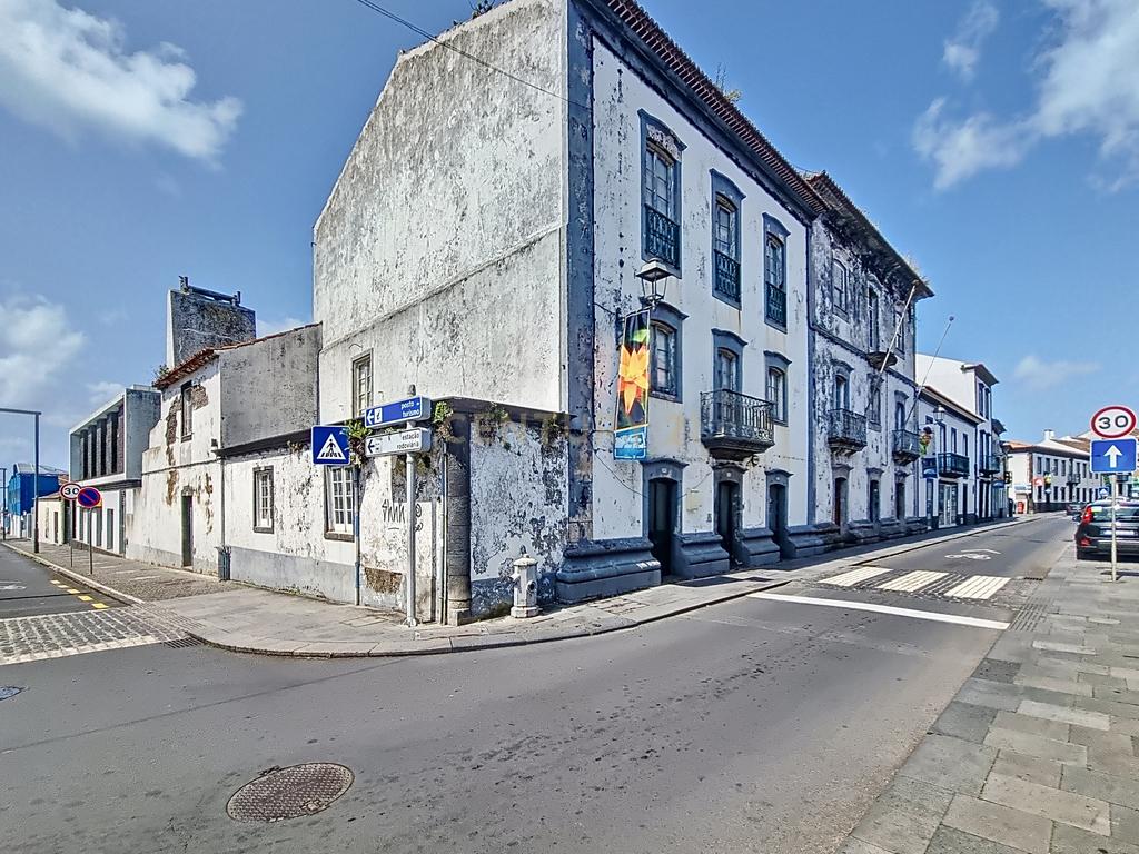 Duas Casas Antigas na Cidade da Ribeira Grande, Ilha de São Miguel - Oportunidade Única! - Image 1
