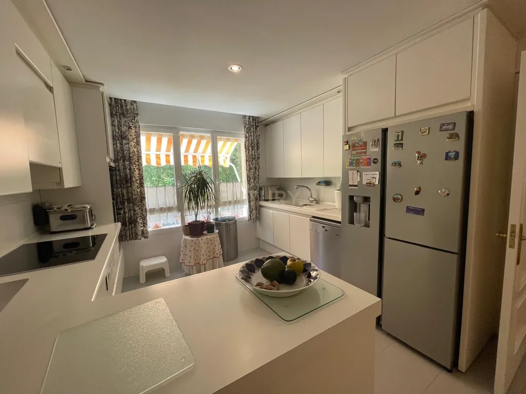 Luxuosa Moradia Renovada em Madrid com Vista para a Cidade - Image 59