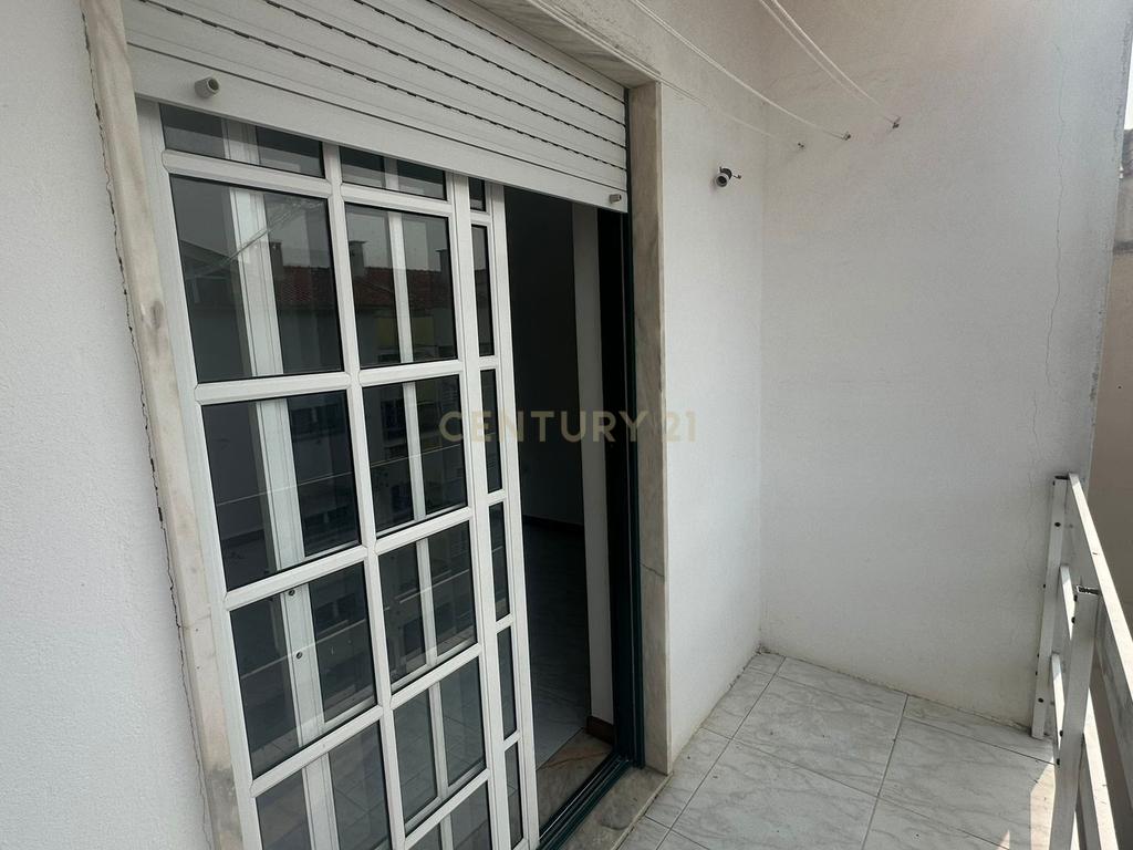 Apartamento T2 com Varanda, na Quinta do Conde - Image 16