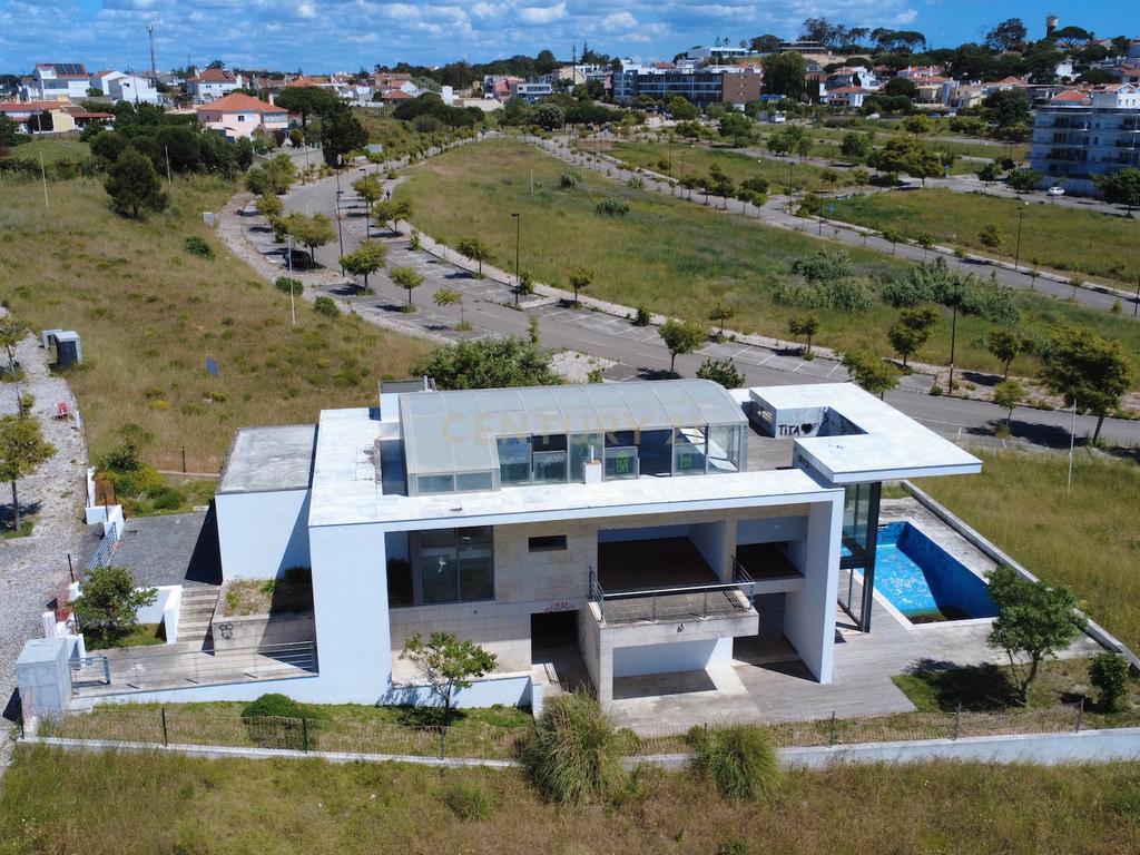 Moradia de Arquitetura Contemporânea na Aldeia dos Capuchos, Vista Mar, Rio e Cidade, com Garagem, Elevador, Piscina e Cobertura com Vista Panorâmica 360º. - Image 24