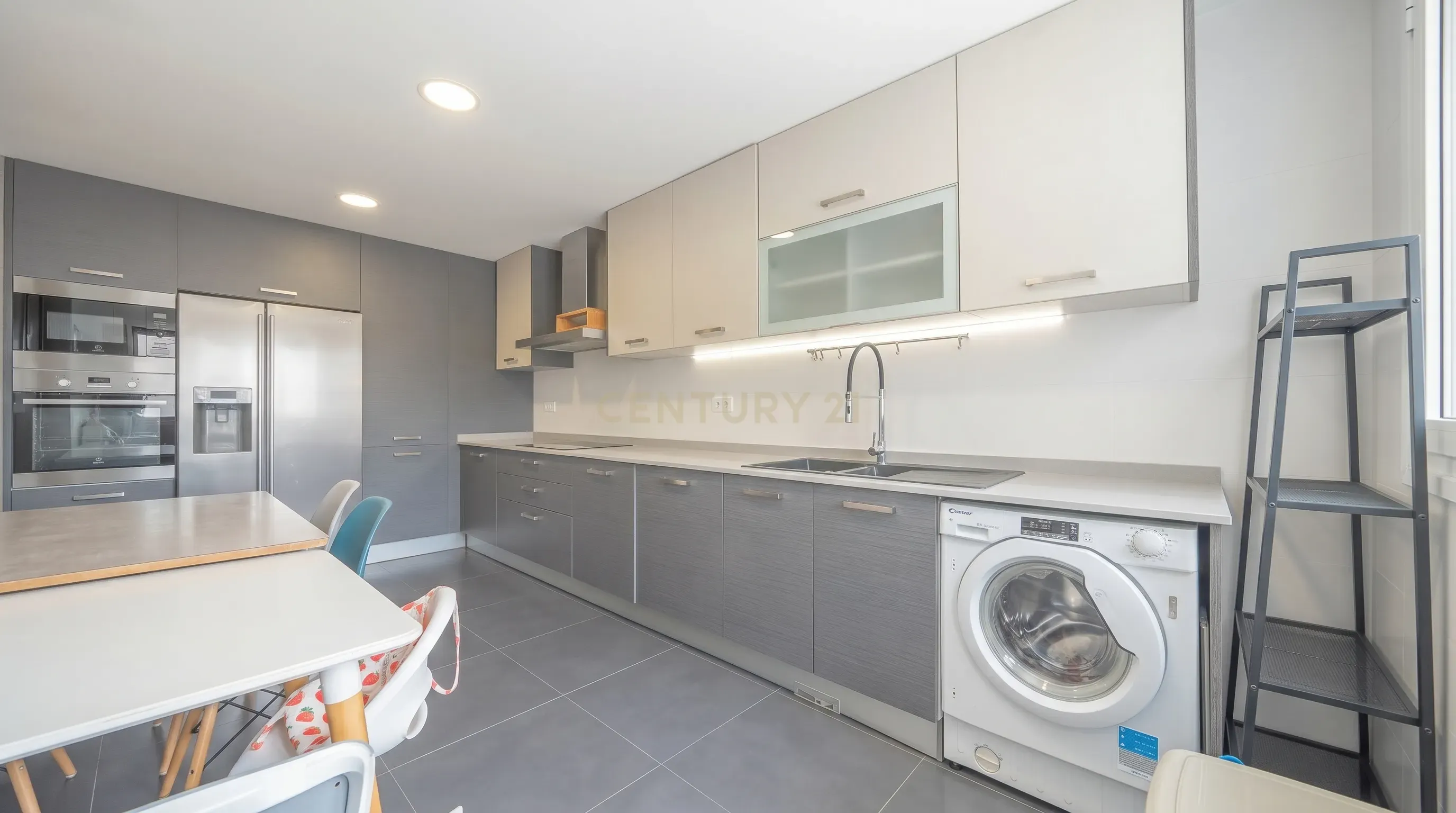 Fotografia 9 de Apartamento T3 com Vista Rio, Varanda e Lugar de Parqueamento, na Saboaria, em Setúbal