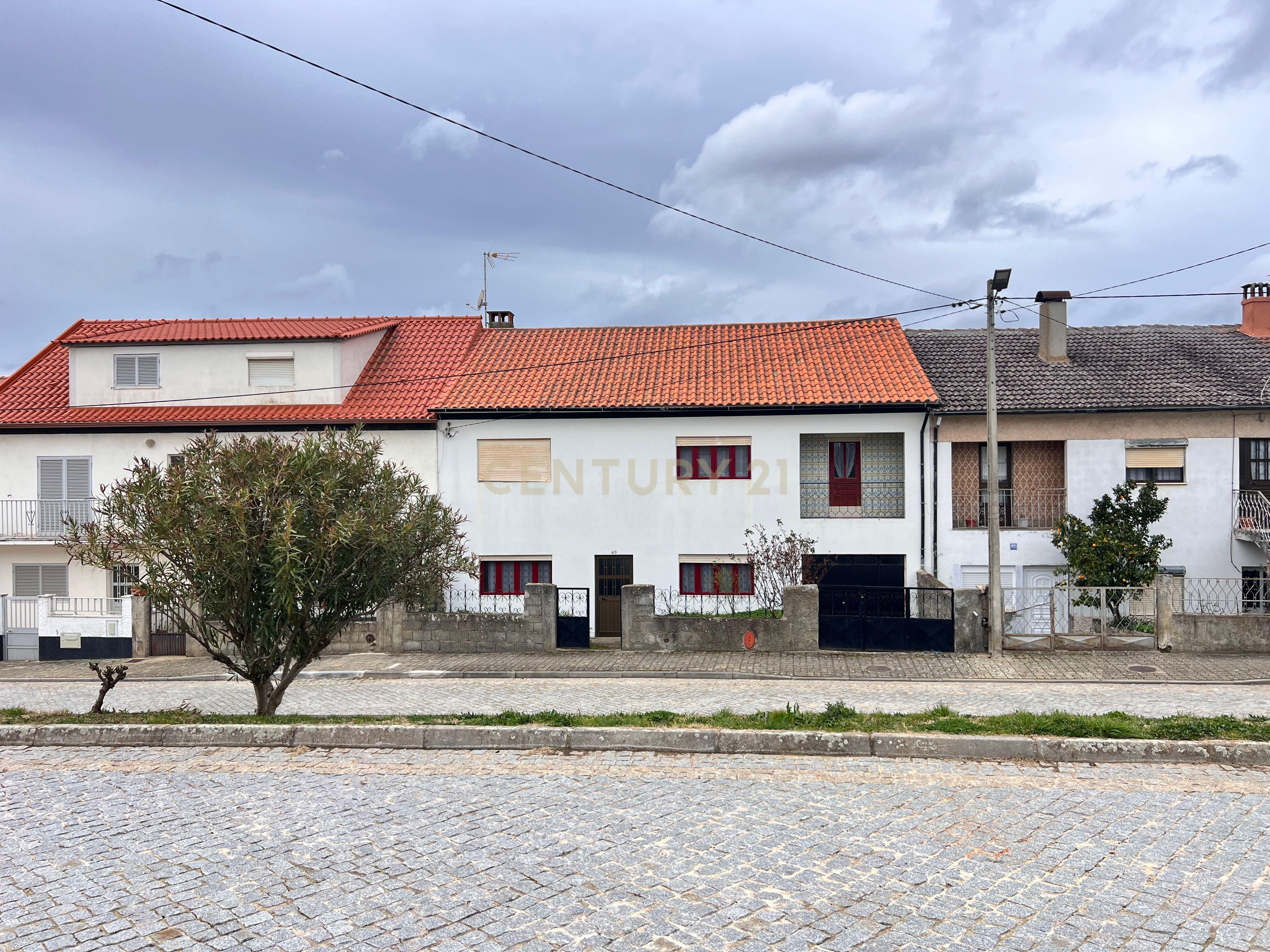 Moradia T4 com Terreno e Garagem | Algoso, Vimioso - Image 1