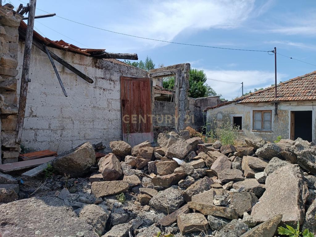 Moradia/ruína térrea em Santo Tirso com vista para o Parque de Geão - Image 9