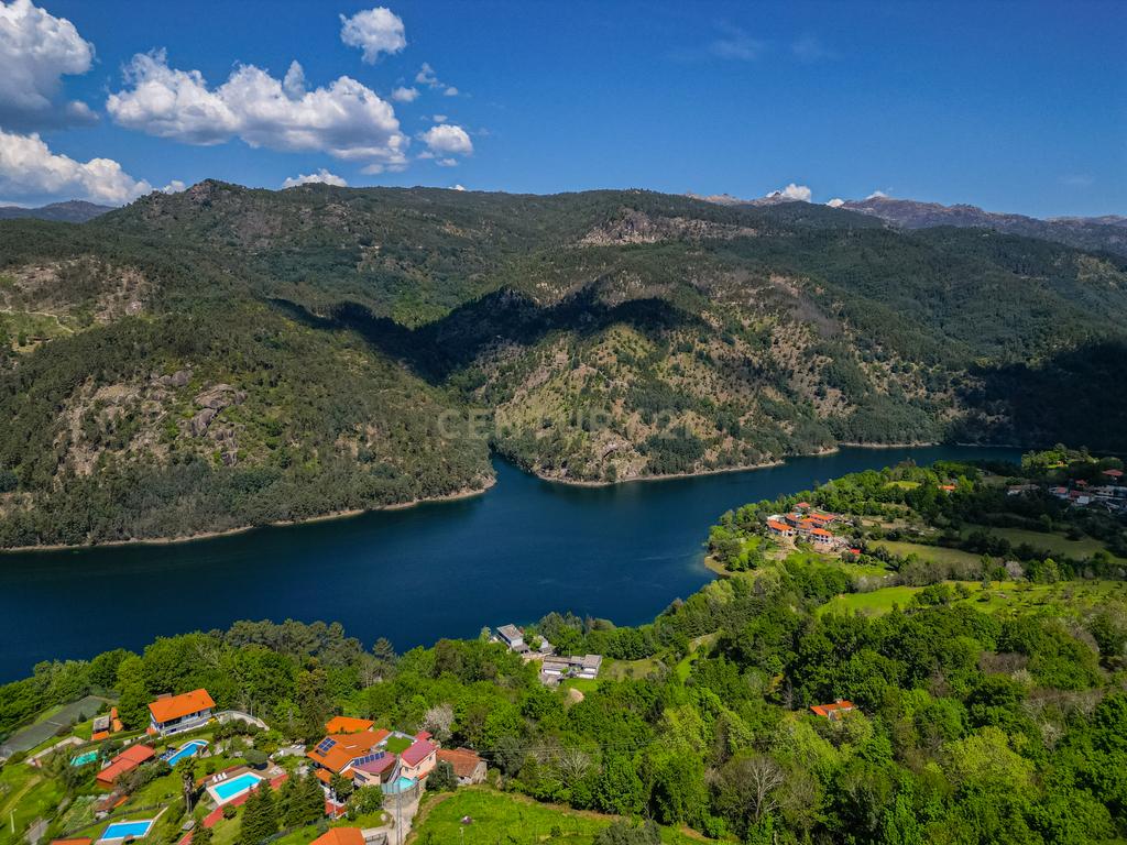 Um Refúgio no Gerês com 2 casas junto ao Rio  - Image 1