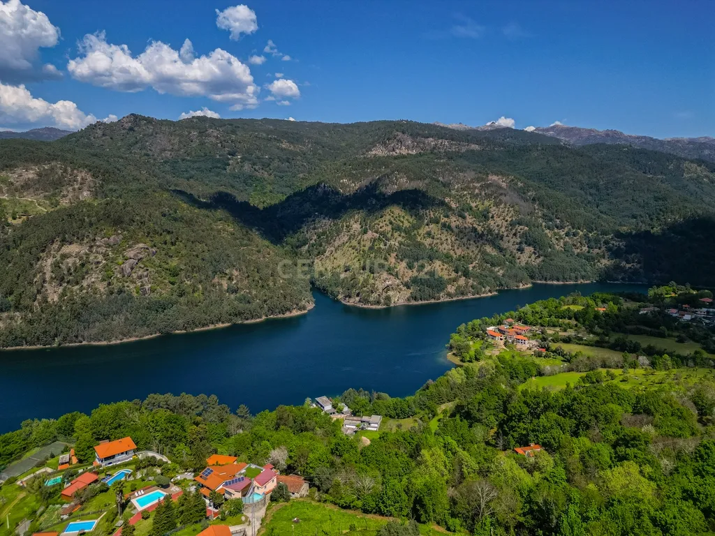 Um Refúgio no Gerês com 2 casas junto ao Rio - Image 1
