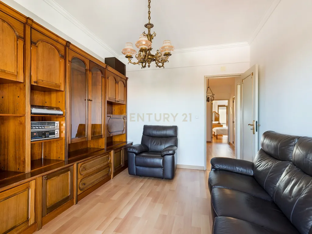 T2 Espaçoso com Varandas e Vista Mar – Quinta das Palmeiras, Oeiras - Image 3
