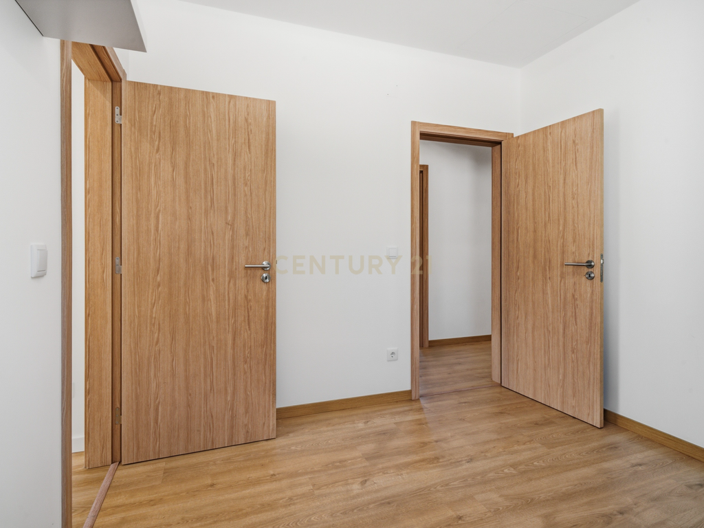 Moradia T4 Térrea Remodelada no Centro de Mafra | Privacidade, Conforto e Qualidade de Vida - Image 11