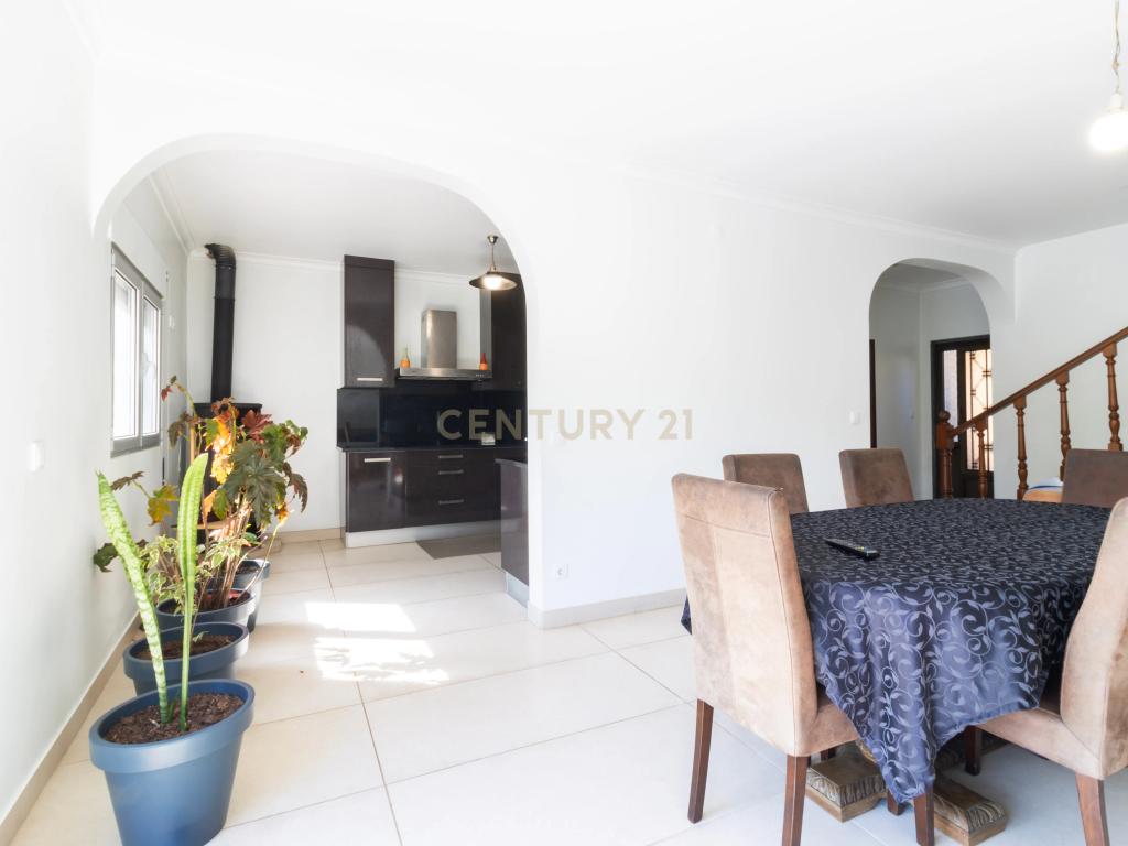 Moradia T4 com terreno, garagem e alpendre | A 15 min de Leiria - Image 2