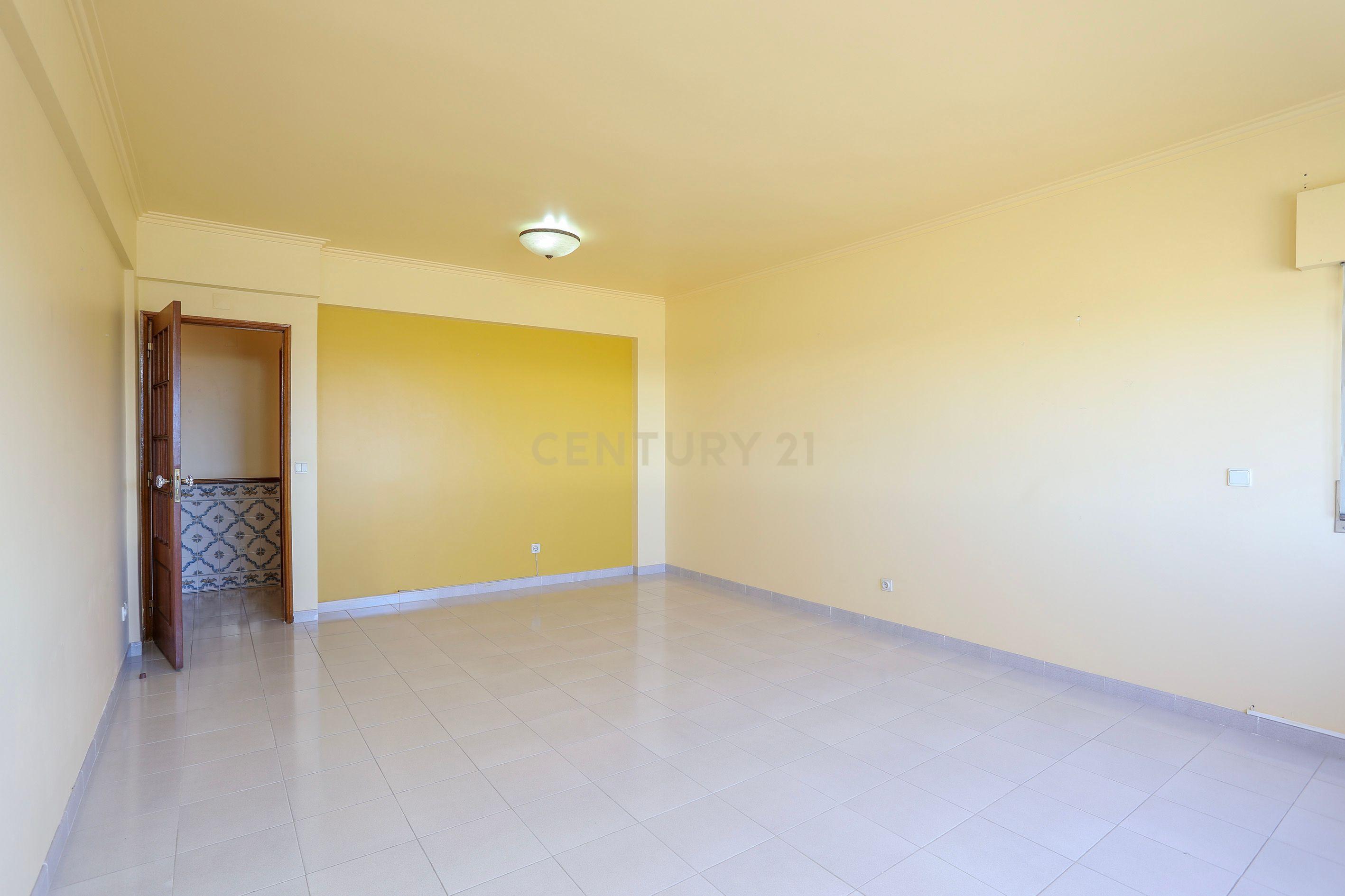 Fotografia 4 de Apartamento T3 com Varanda e Arrecadação - Rio de Mouro