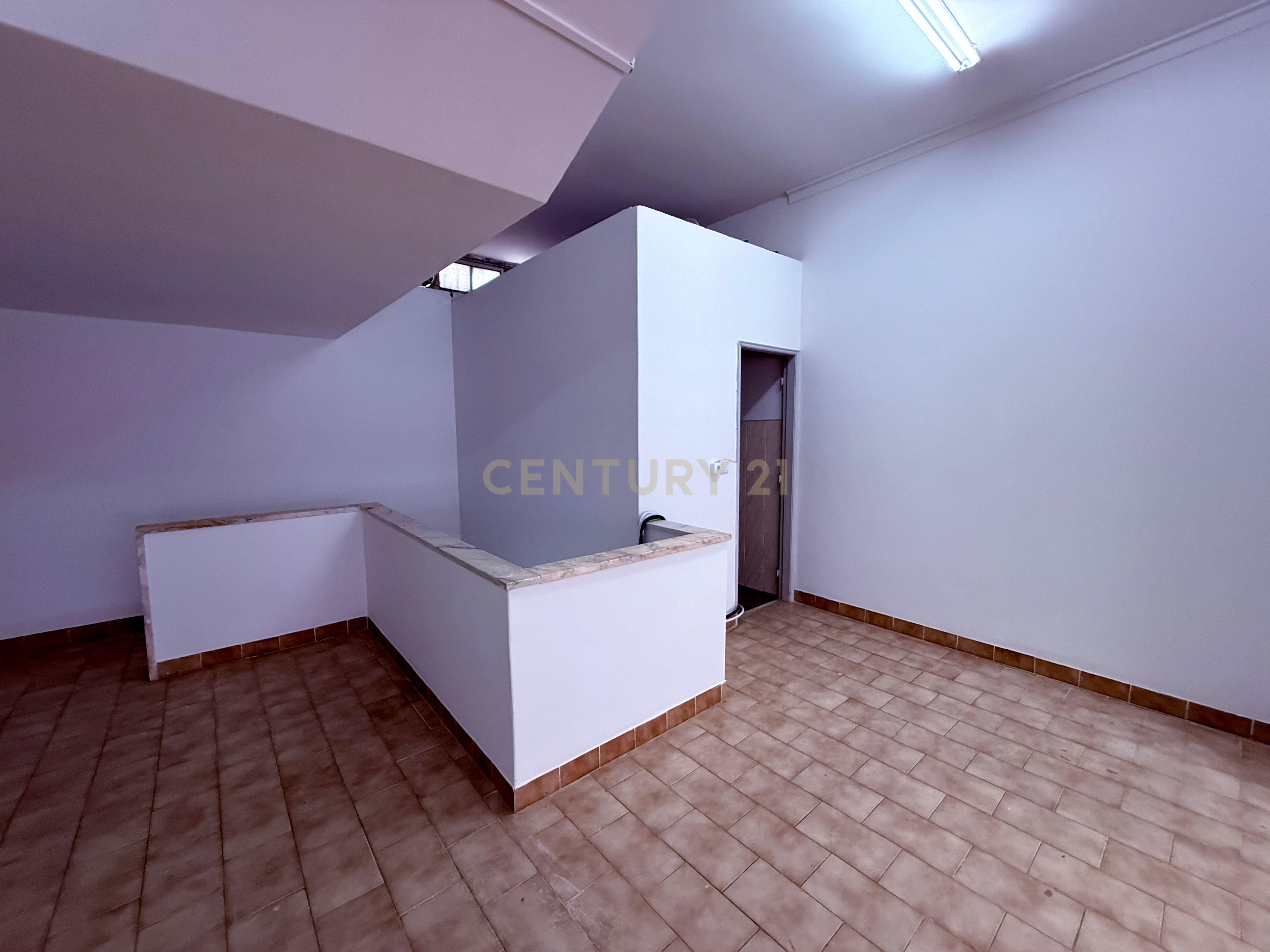 Fotografia 8 de Loja no Casal de São Brás, Amadora - 170m² por 1100€