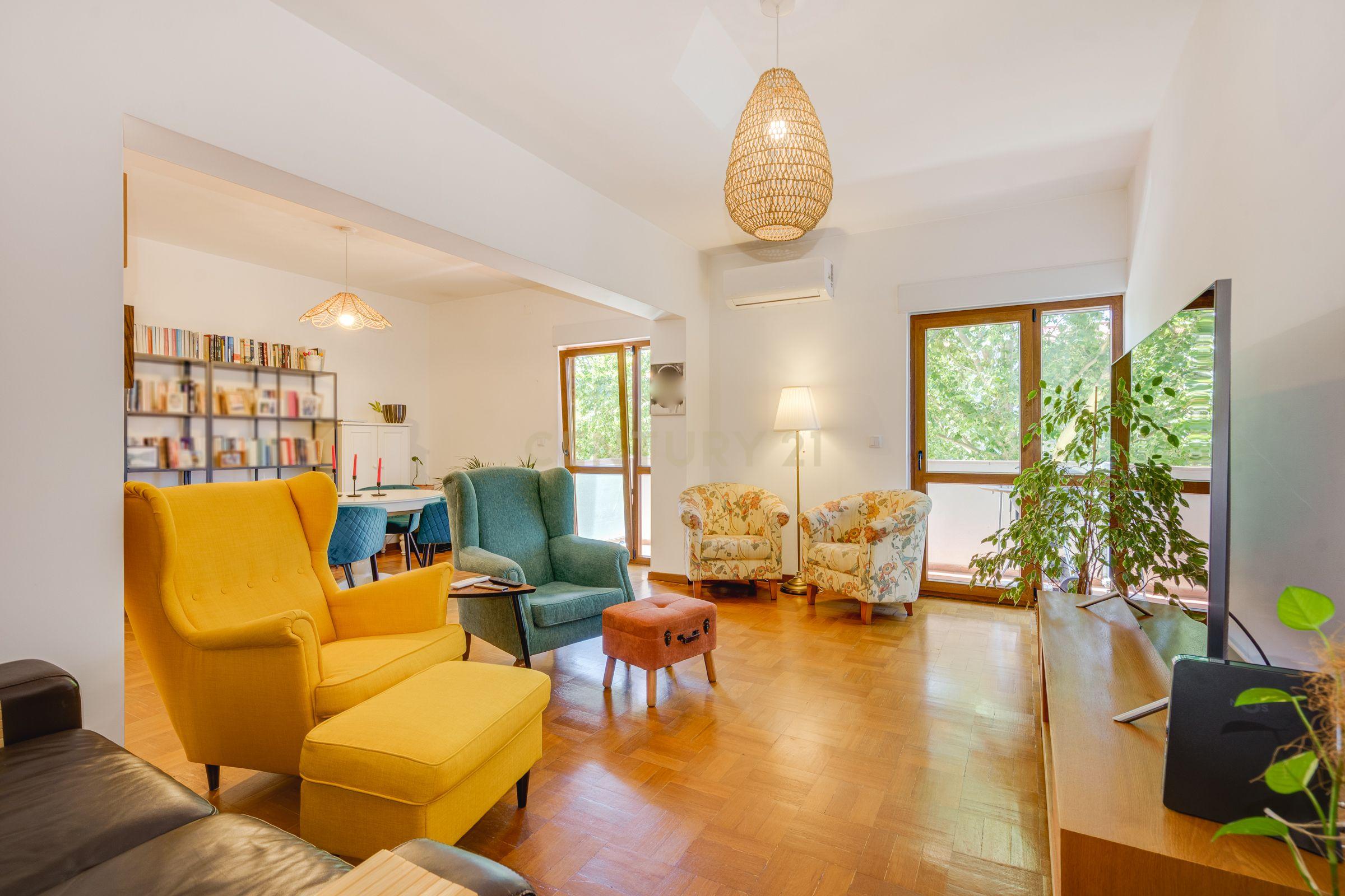 Fotografia 10 de Apartamento T3 | São João do Estoril | 2º Andar | Renovado | 120m² | 2 min Praia | Comboio à Porta