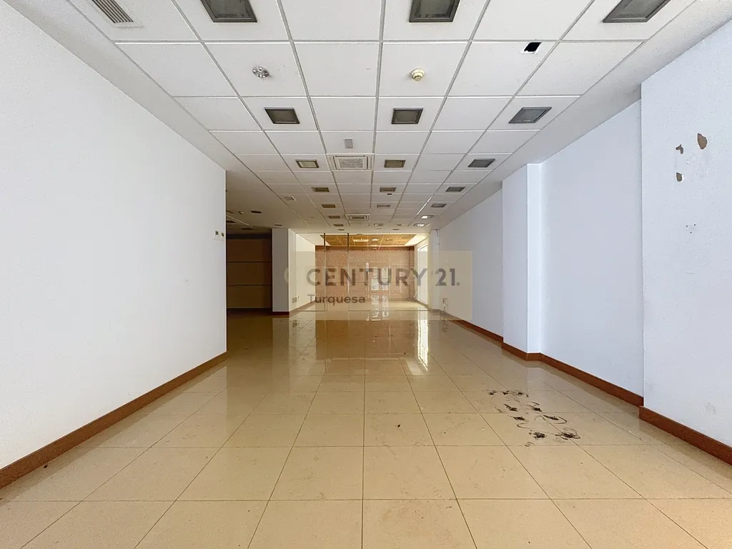 Amplo local comercial em Benalmádena, Málaga, com excelente localização - Image 3