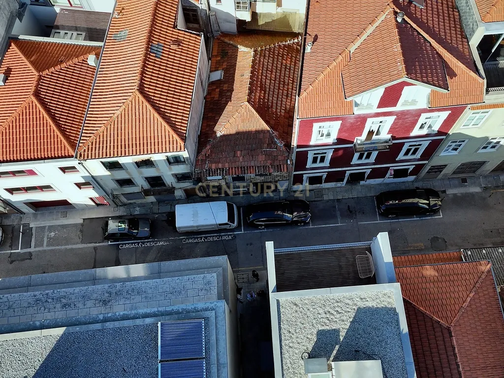 Investimento na Foz | Casa 130m² para Reabilitação | 2ª Linha de Mar - COM INQUILINO VITALÍCIO. - Image 2