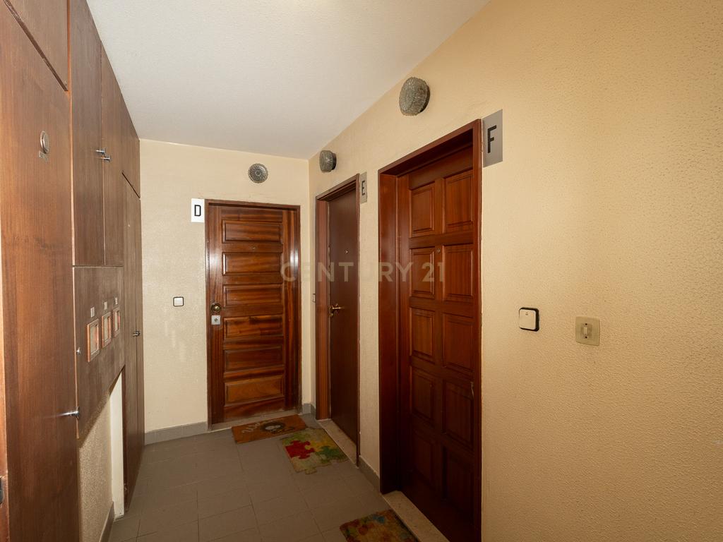 Apartamento T2 em Santo António dos Cavaleiros_Muito bem localizado - Image 4