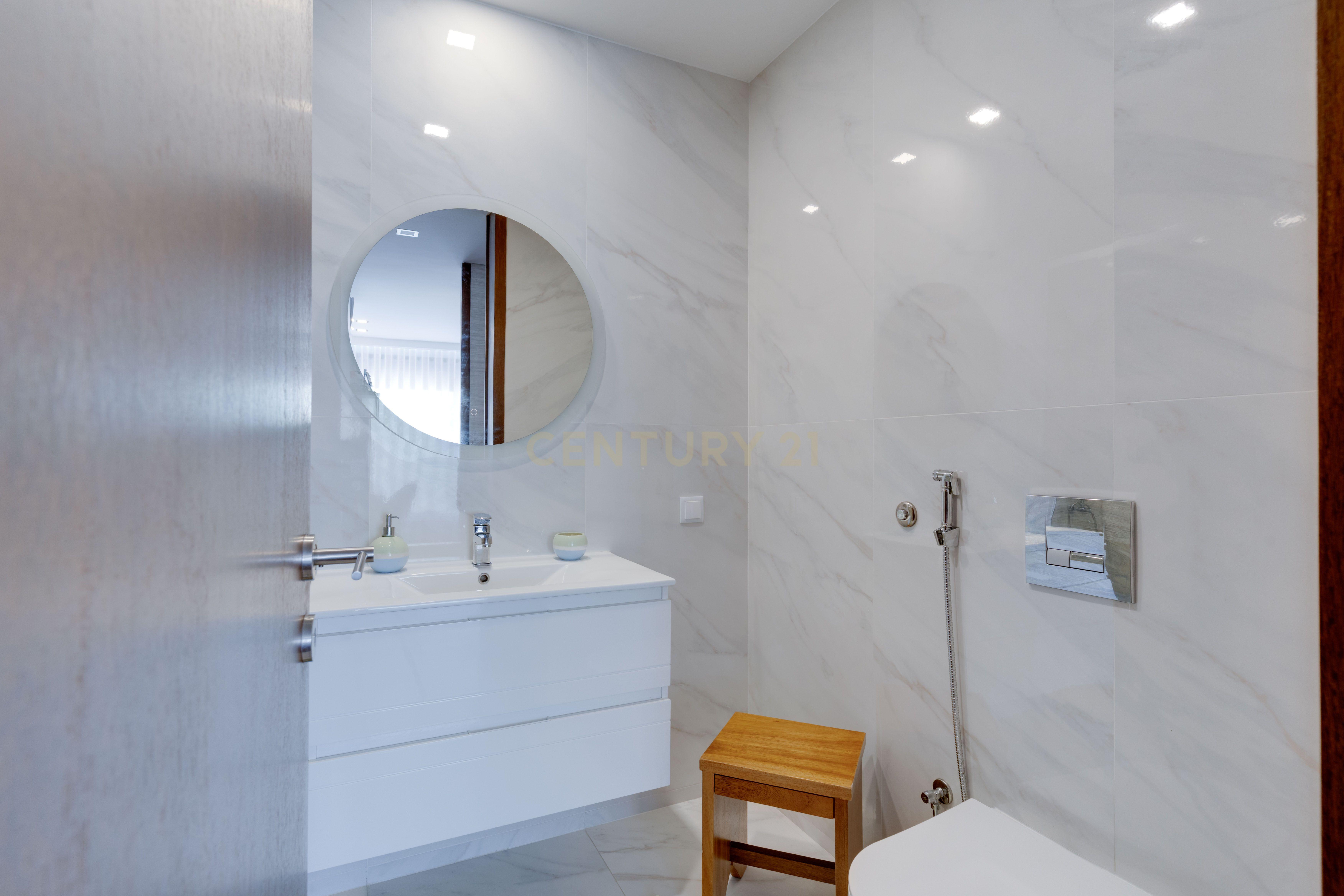 Apartamento T3 como Novo com Vista Mar em Espinho - Image 9